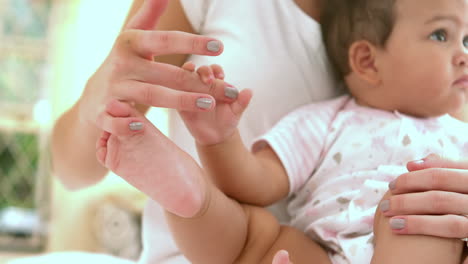 Hija-Bebé-Sosteniendo-El-Dedo-De-La-Madre