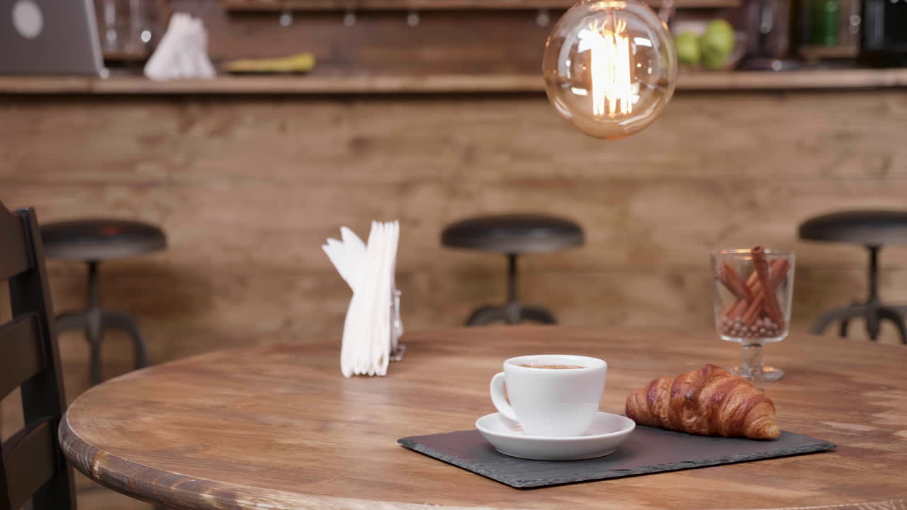 café y croissant en una cafetería