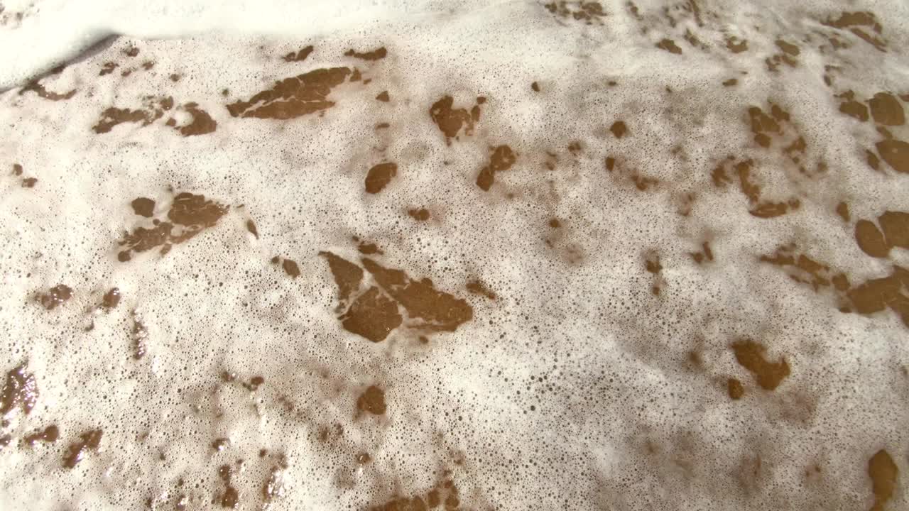 따뜻한 모래 위에 뜨거운 글자가 해가 비는 날에 바물로 어집니다.