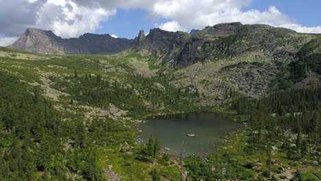 explorar las majestuosas montañas de siberia