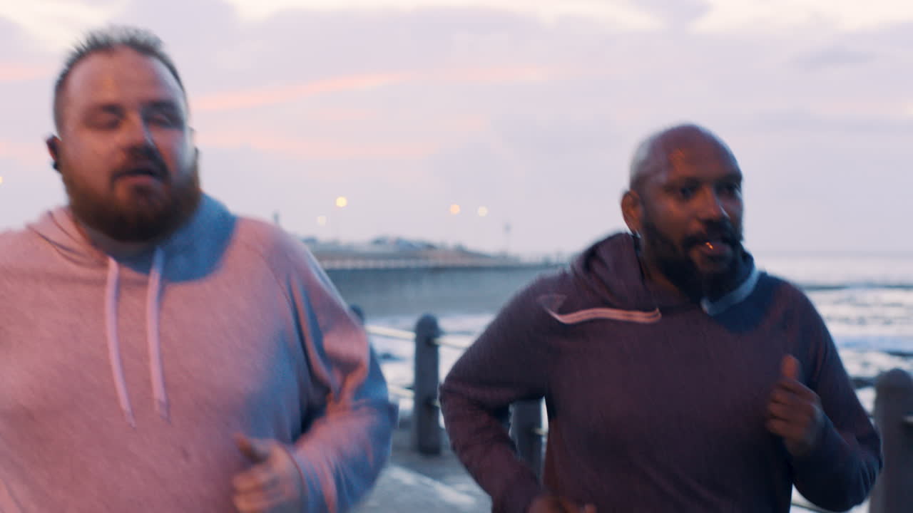 hombre, amigos corredores y sobrepeso en la playa