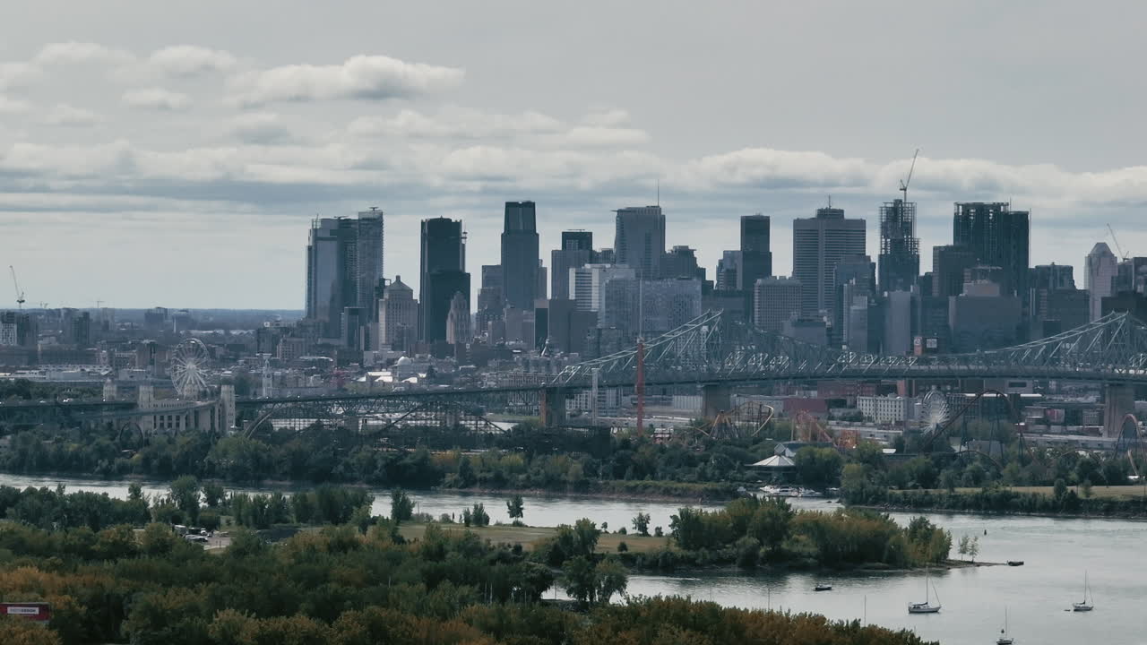 몬트리올의 여름 여행과 관광 항공