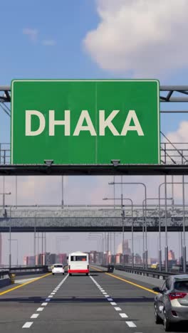 autopista a dhaka con el avión en el cielo