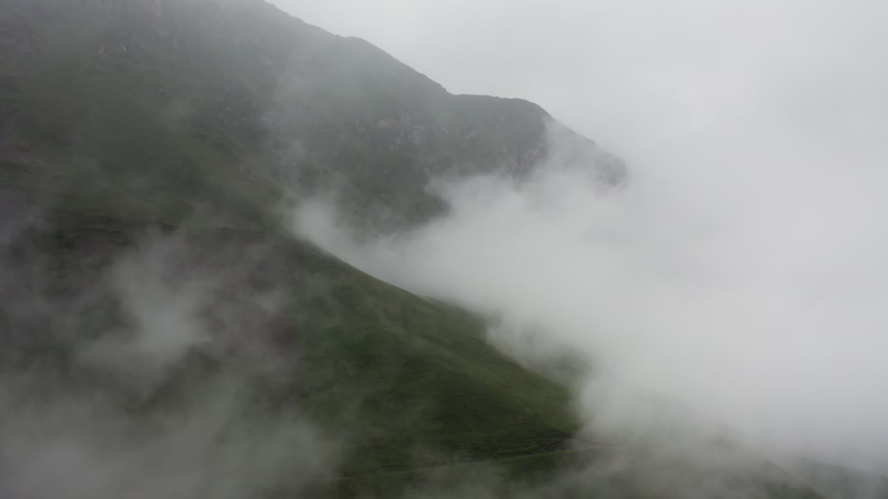 안개 가 가득 한 산악 풍경