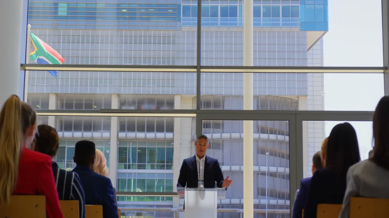백인 남성 스피커가 비즈니스 세미나에서 연설합니다 4k