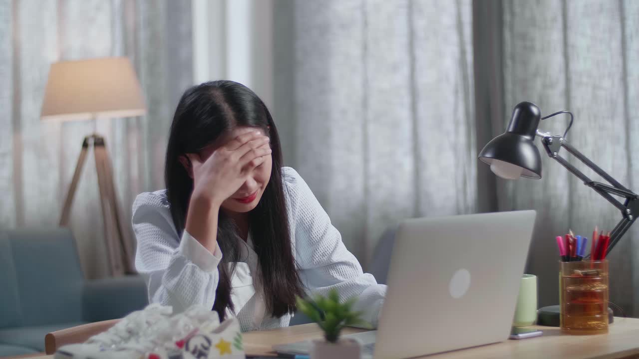 직장에서 두통을 고 있는 여성