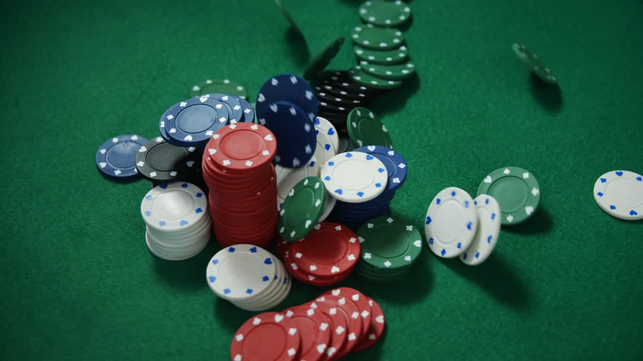 fichas de casino en la mesa de póquer en el casino 4k