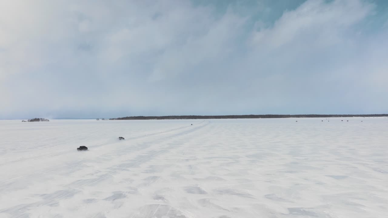 Ô tô di chuyển trên hồ đóng băng ở Canada, Drone bay theo sau những chiếc xe, ở độ phân giải 4k