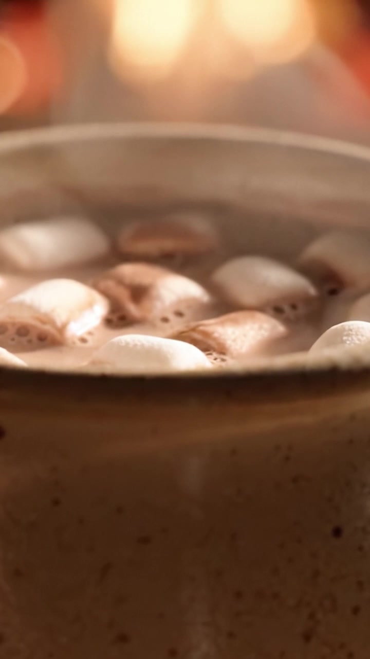 벽난로 옆 쌀쌀한 저녁에 완벽한, 녹아내리는 마시멜로를 얹은 따뜻하고 부드러운 크림 핫초콜릿 한 잔으로 편안함을 만끽하세요