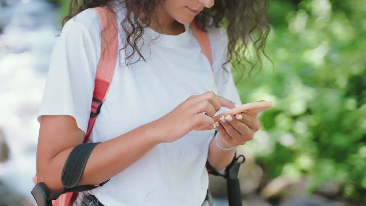 adolescente usando su teléfono inteligente al aire libre
