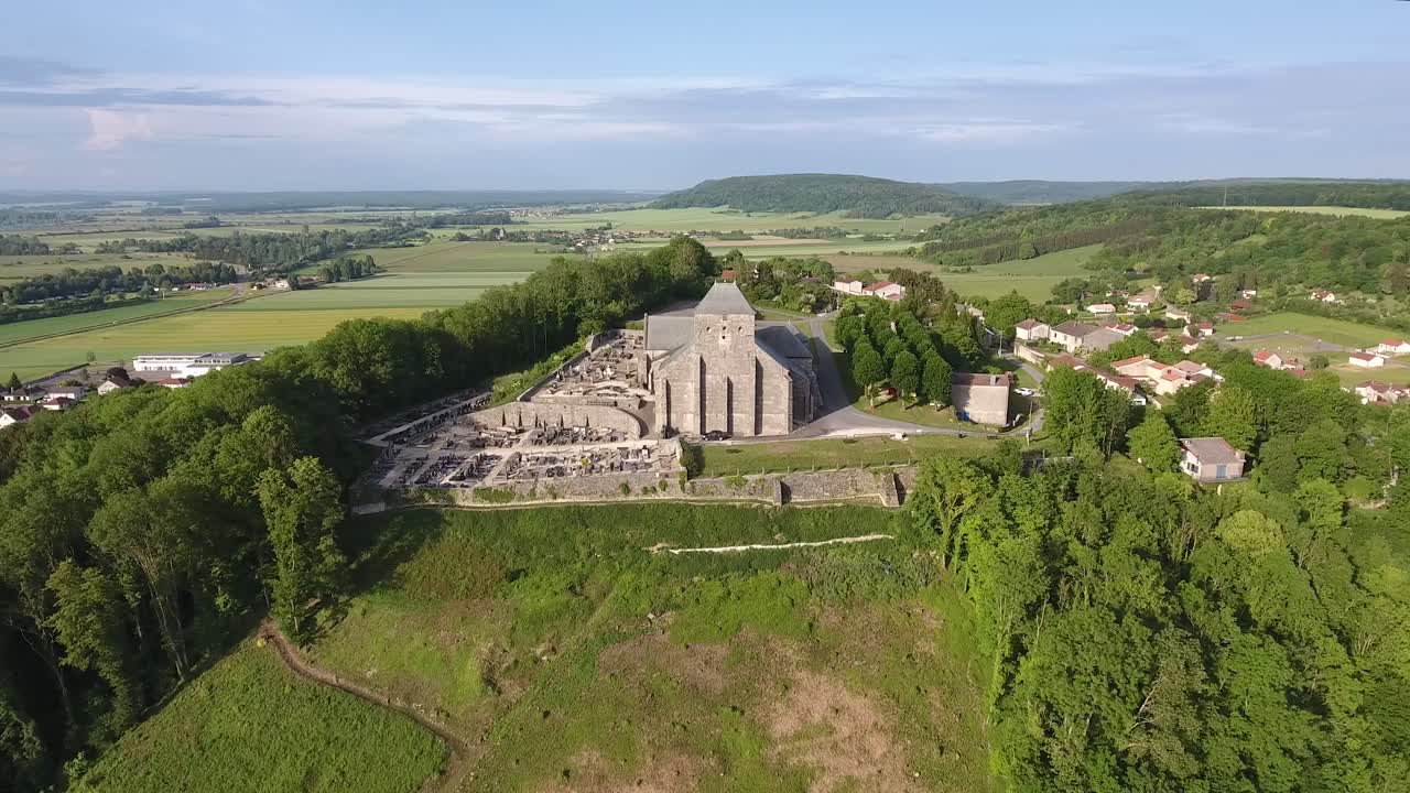 vista de una iglesia en una colina en dun-sur-meuse, francia. de cerca a lejos por avión no tripulado