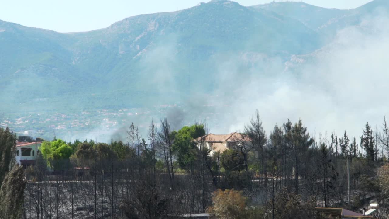 그리스 파르니타 산의 큰 산불의 재앙적 결과를 보여주는 스로우 모션 120fps