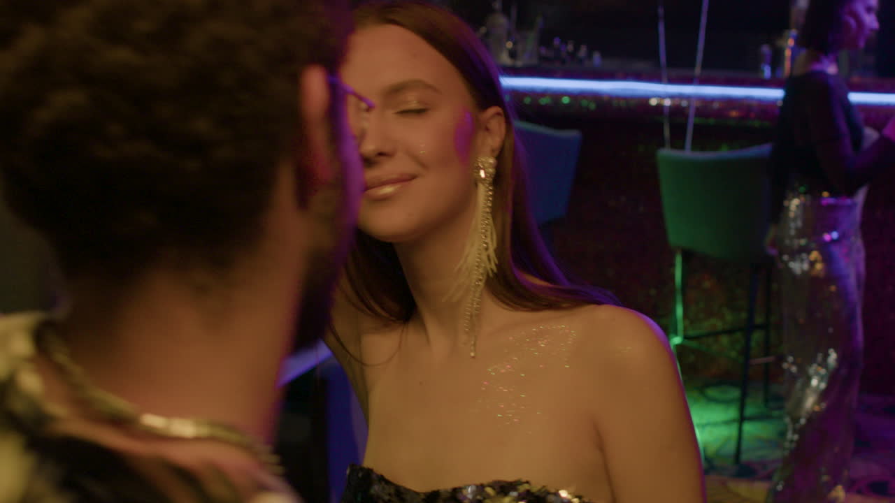 amigos bailando en una fiesta