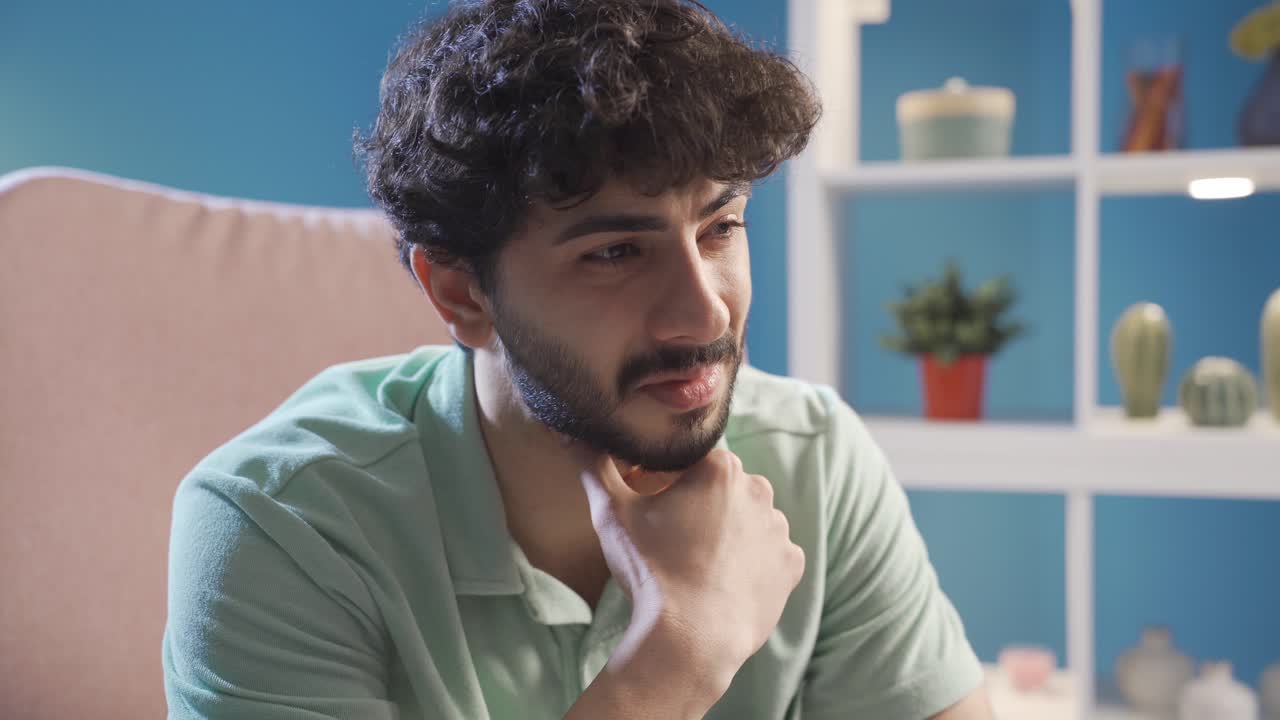 el joven infeliz y deprimido está en pensamientos deprimidos y sus ojos están llenos de lágrimas.