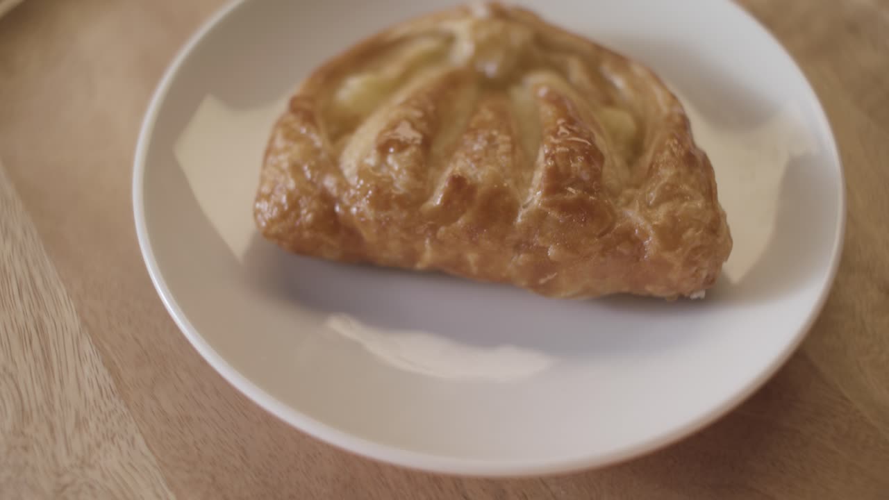 Un singolo pasticcino alla crema su un piatto