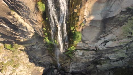 mostrando una cascada con forma de am