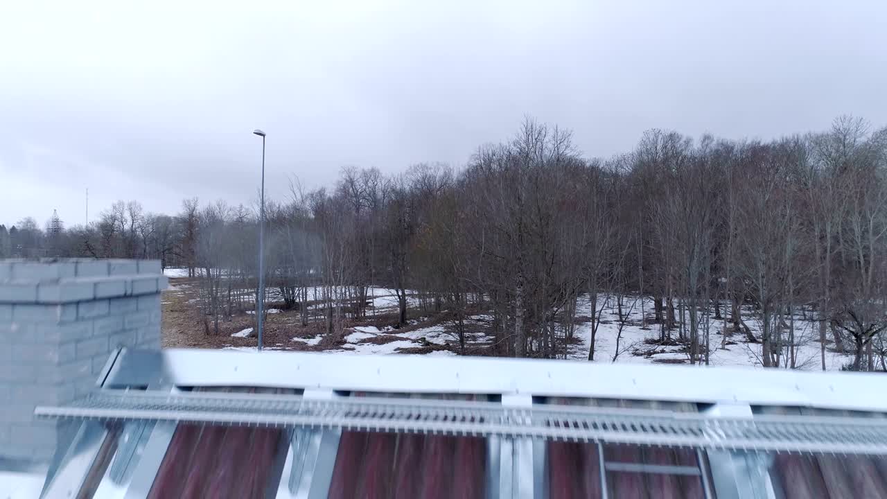 가 에스토니아에서 눈이 내린 집의 아연 지붕