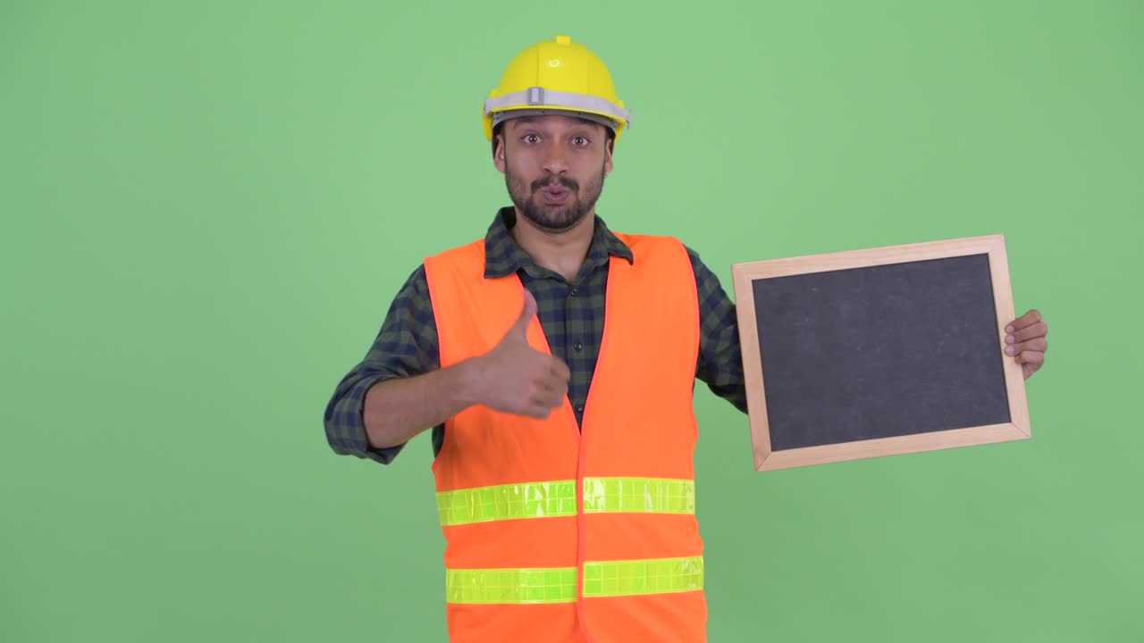 joven persa barbudo y guapo trabajador de la construcción