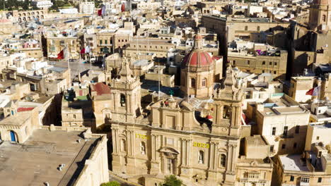 Luftdrohnenaufnahme-Der-Stiftskirche-Des-Heiligen-Laurentius-In-Birgu,-Malta