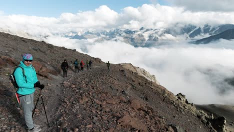 excursionistas en un sendero de montaña