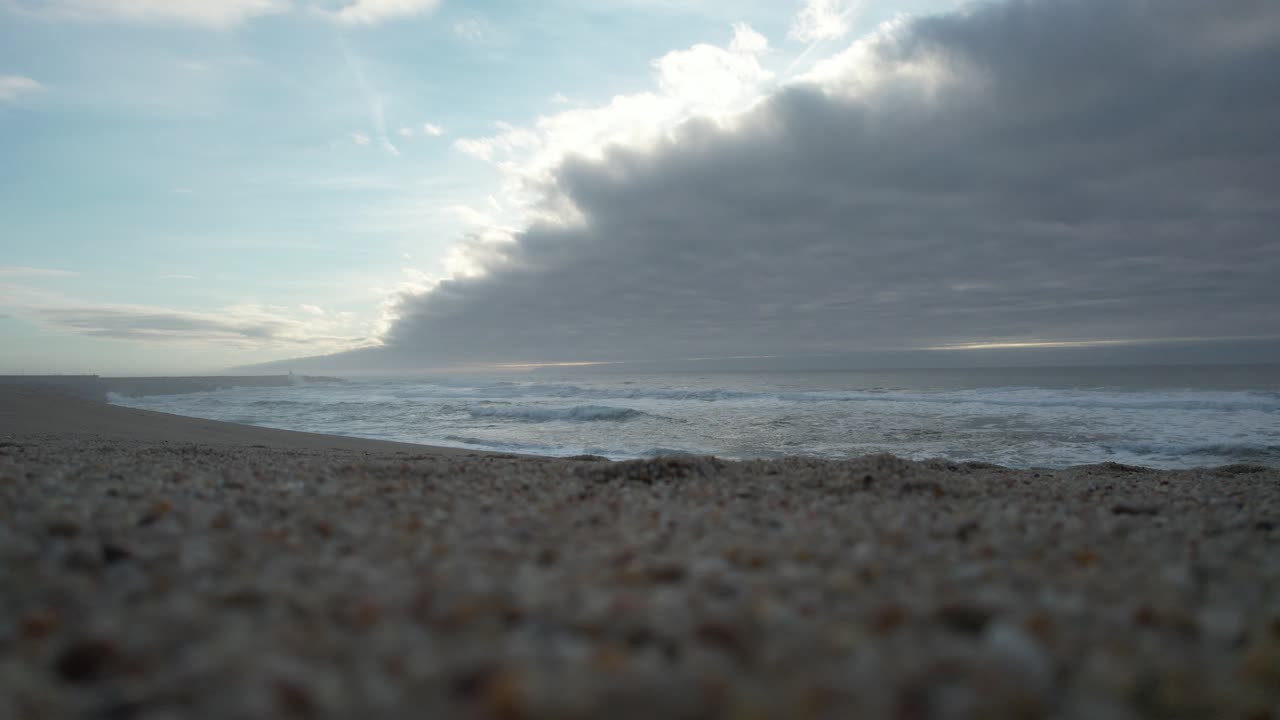 폭풍우가 치는 날의 해변. 자연 배경