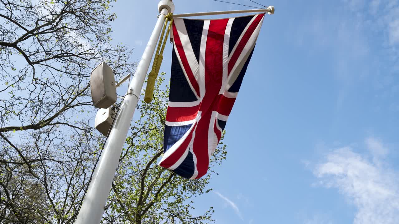 바람에 흔들리는 유니온 잭  ⁇ 발을 바라보고 있습니다.