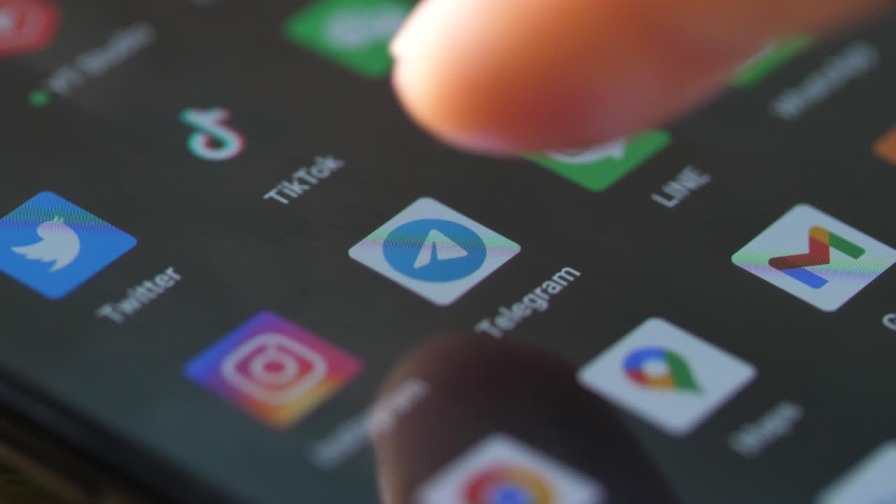 teléfono inteligente con varias aplicaciones de redes sociales