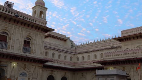 Kanak-Bhawan-Ist-Ein-Tempel-In-Ram-Janmabhoomi-Ayodhya,-Ein-Heiliger-Hindutempel-Mit-Lebendiger-Architektur-Und-Dramatischem-Himmel-Als-Palast,-Der-Sita-Von-Lord-Rama-Von-Kaikeyi-Geschenkt-Wurde