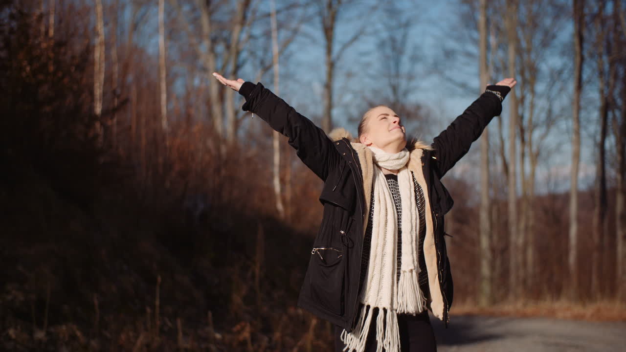 산길을 걷고 휴식을 취하는 여성 관광객
