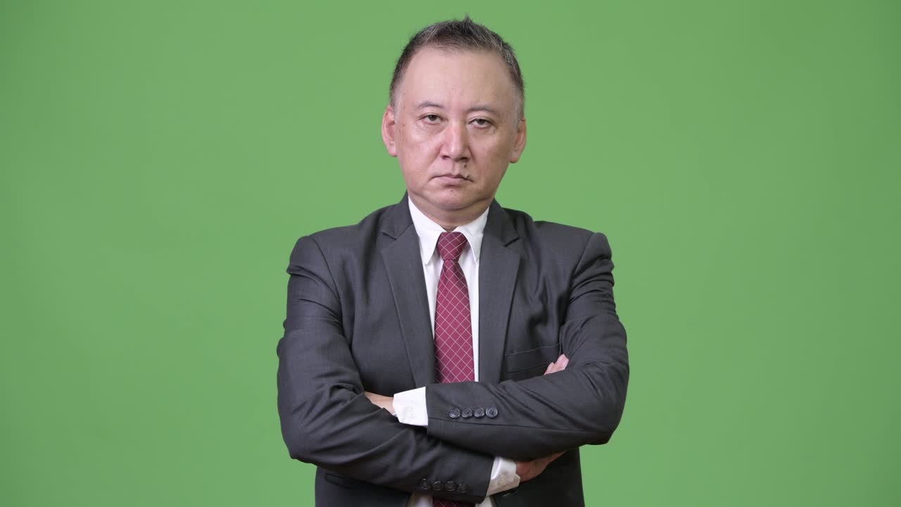 팔을 맞대고 있는 성숙한 일본인 사업가