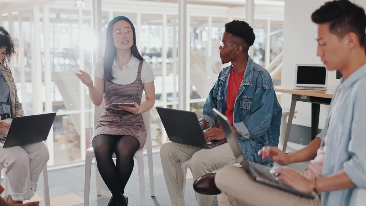 equipo de negocios, reuniones y tecnología de portátiles