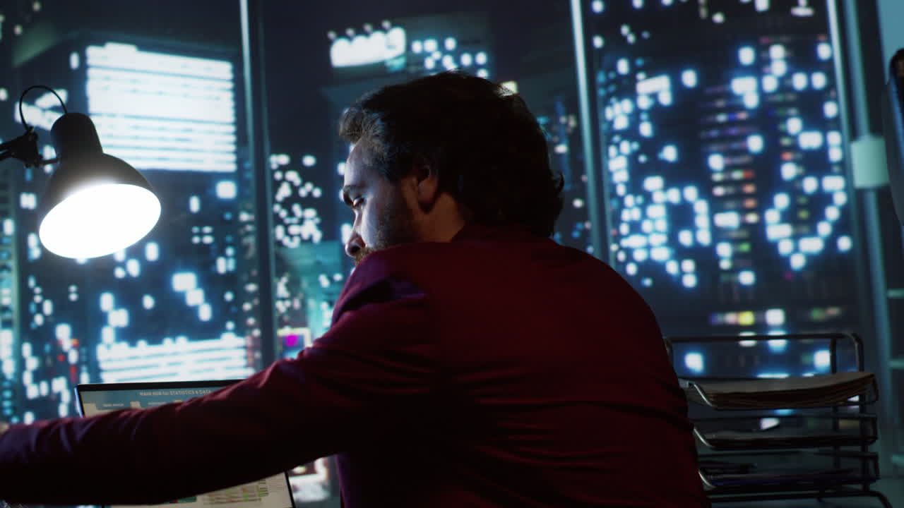 성공한 억만장자가 회사를 개발하기 위해 분석을 검토하고 있습니다.