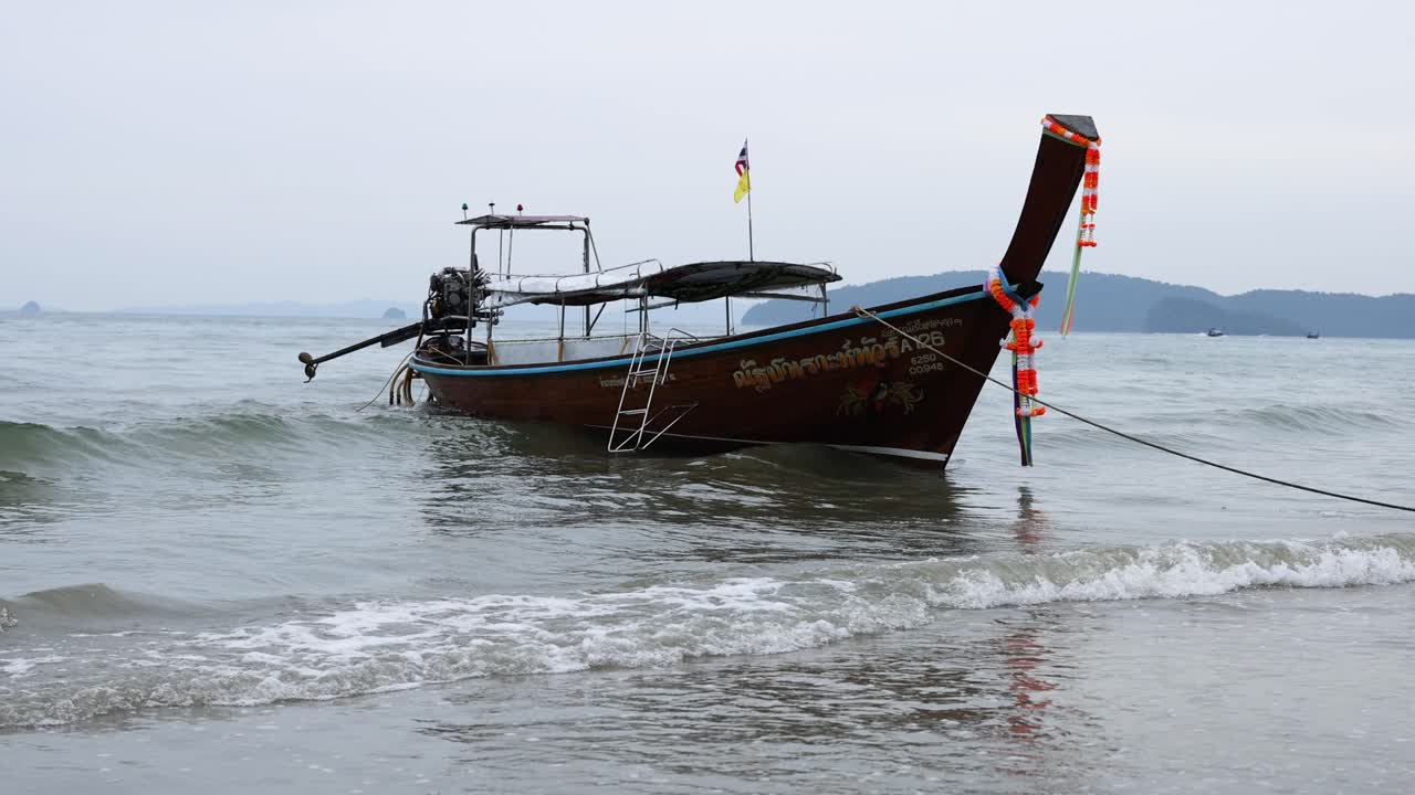 크라비의 해안선에서 부드럽게 흔들리는 배
