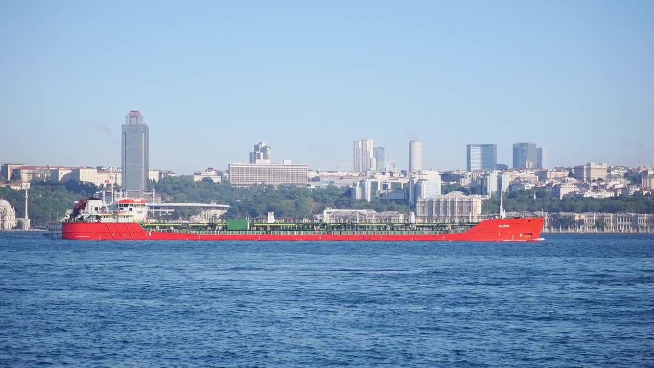 İstanbul Şehir Silüeti'nin Yanından Geçen Kırmızı Kargo Gemisi