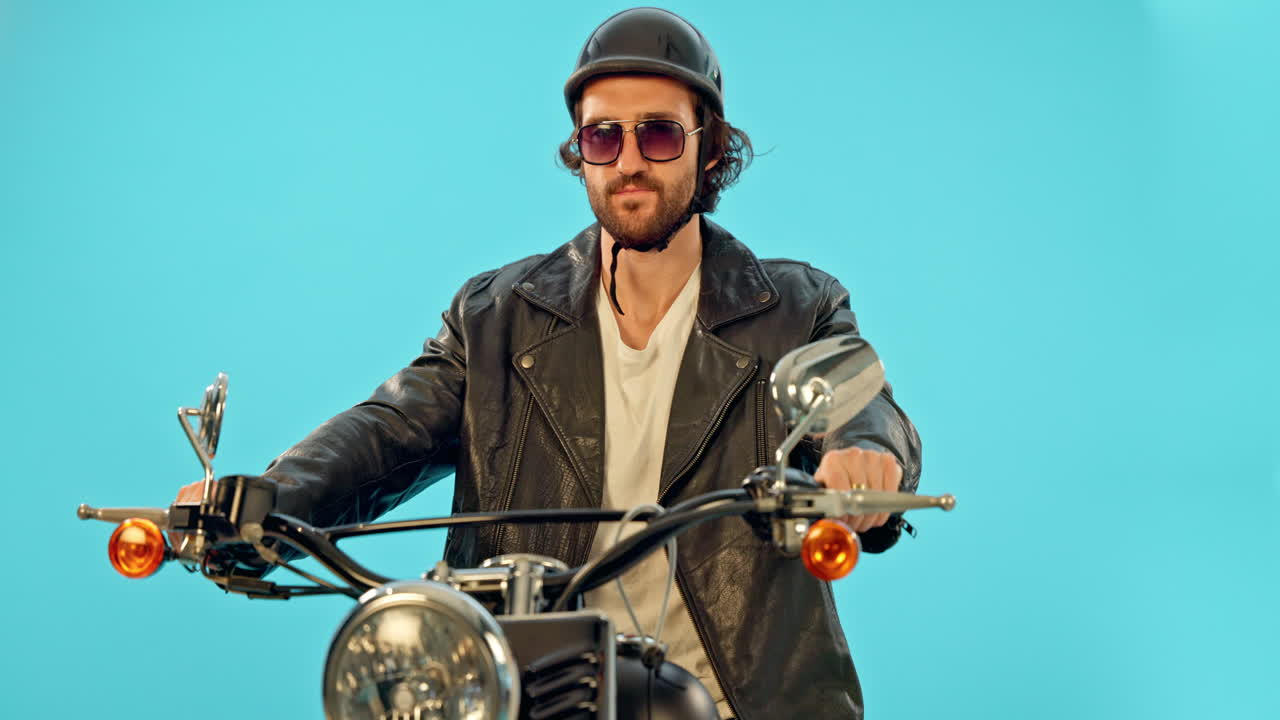 Moto, estúdio e homem com um sorriso