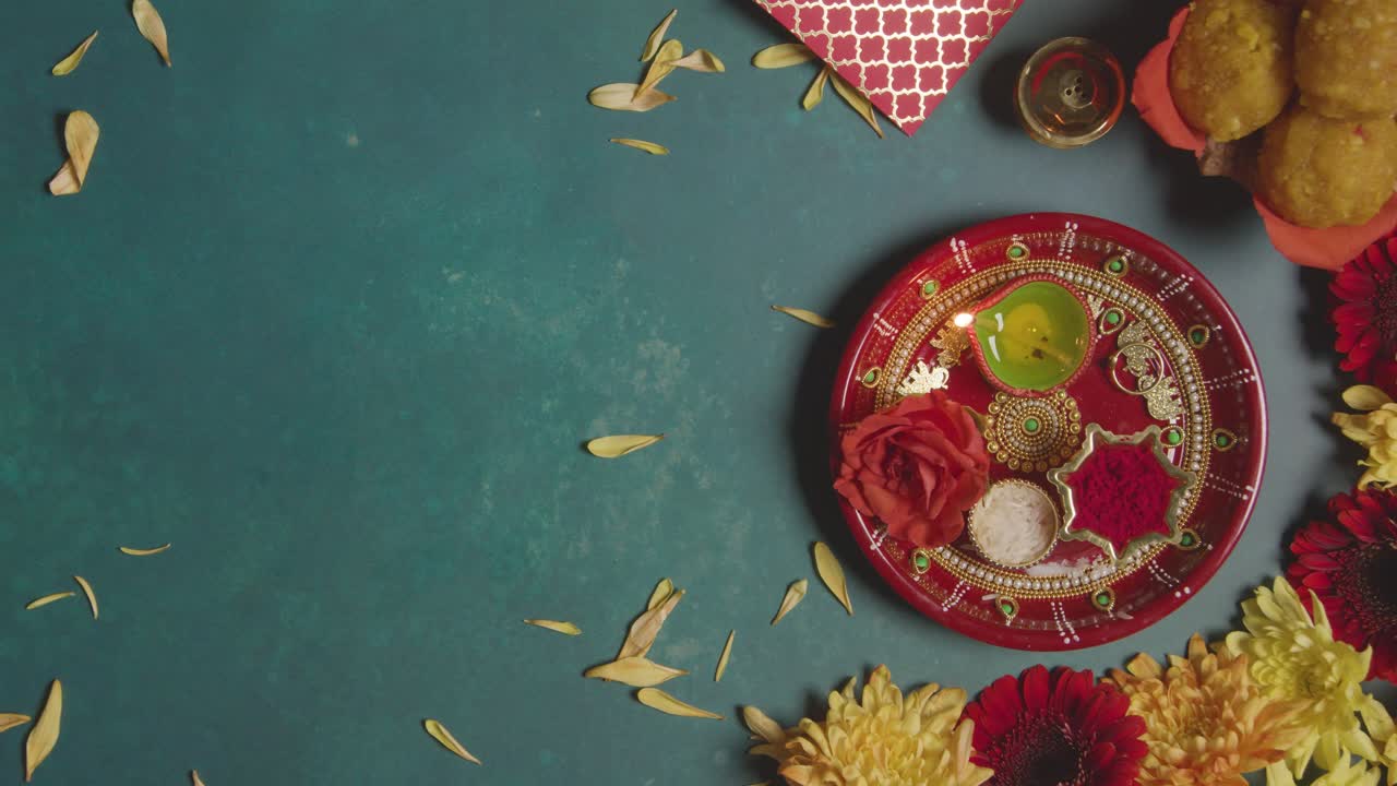 escena de rakhi de vida fija con thali sosteniendo sindoor y arroz