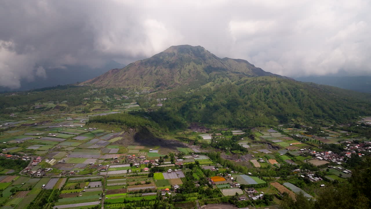 nubes sobre el monte batur o gunung batur, un volcán activo en la isla de bali, indonesia
