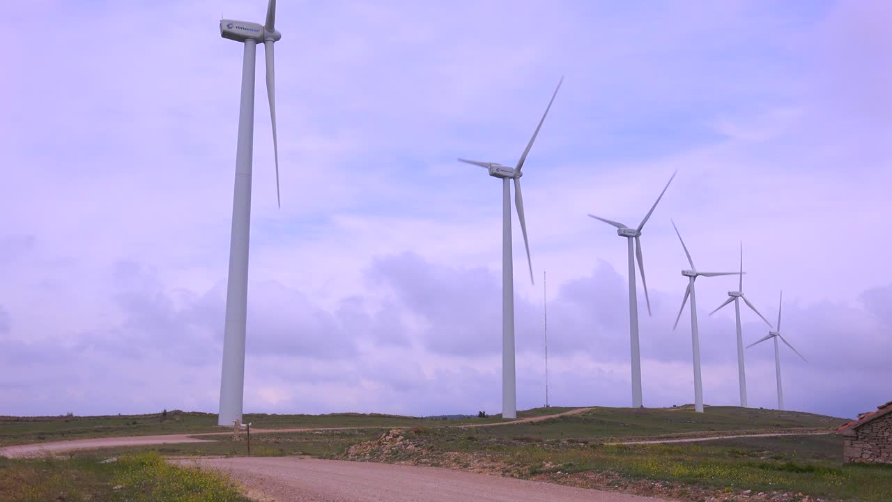 ветряные мельницы вырабатывают электроэнергию на холмах испании 1