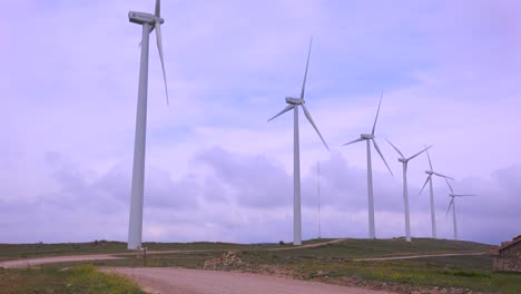molinos de viento generan electricidad en las colinas de españa 1