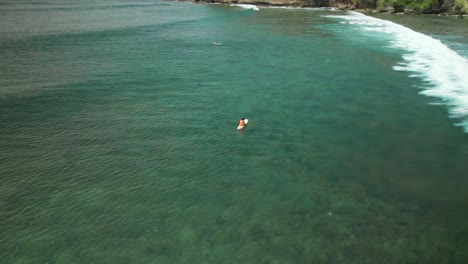 Faszinierende-Luftaufnahme-Eines-Surfers-Auf-Seinem-Brett-Im-Klaren-Wasser-Von-Tobago-In-Der-Karibik