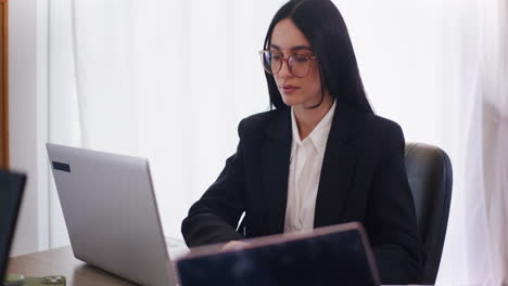mujer administra la empresa remotamente en la computadora