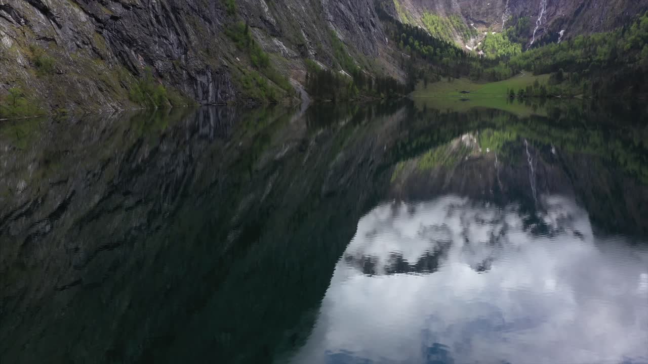 un lago de montaña sereno con reflejos parecidos a un espejo
