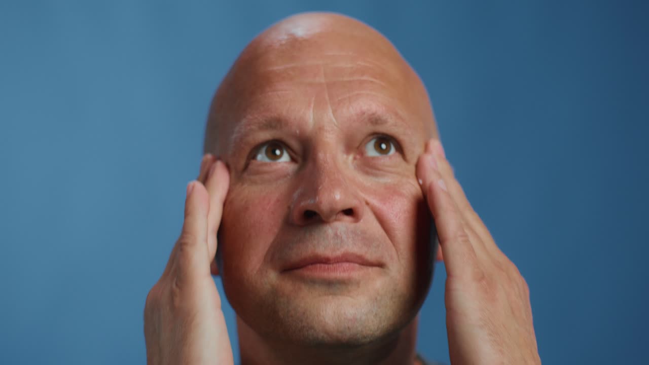 얼굴 크림을 적용하는 남자