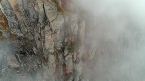 las cimas de las montañas brumosas