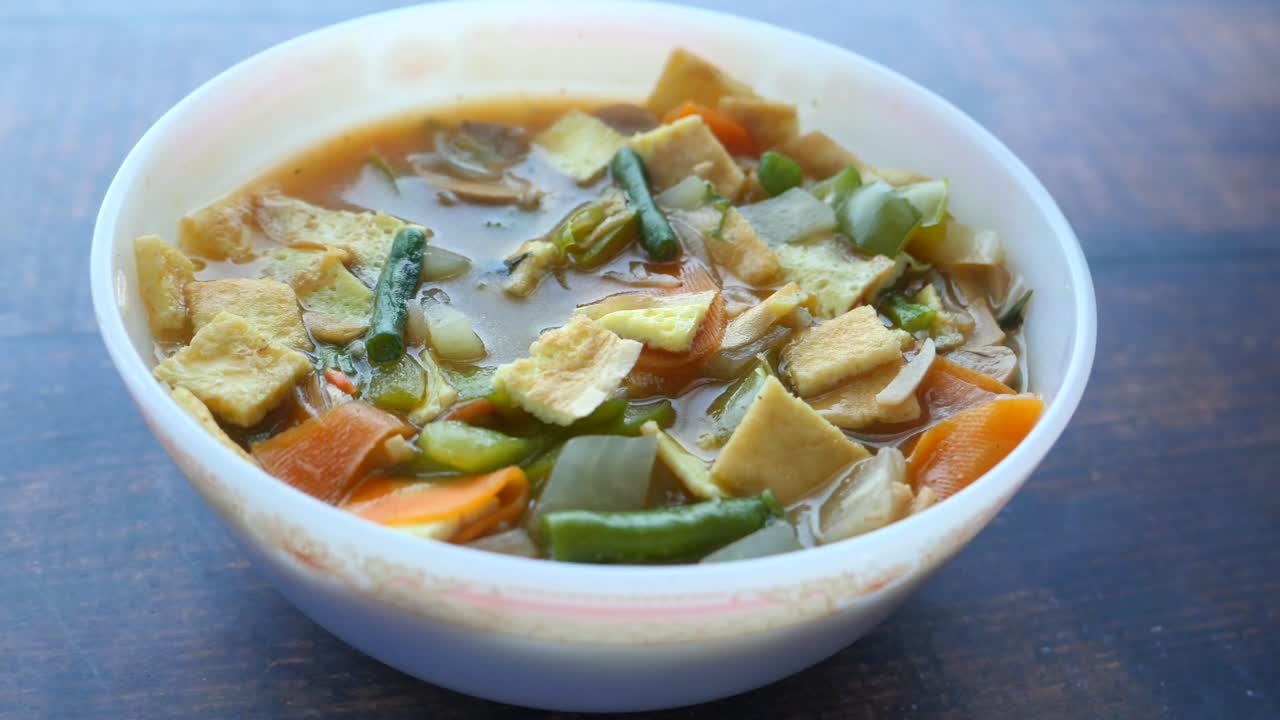 달 이 들어 있는 채소 수프 한 그