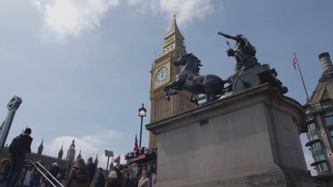 Palacio-De-Westminster-Con-El-Big-Ben-Y-La-Estatua-De-Boudicca-En-Londres,-Reino-Unido-1