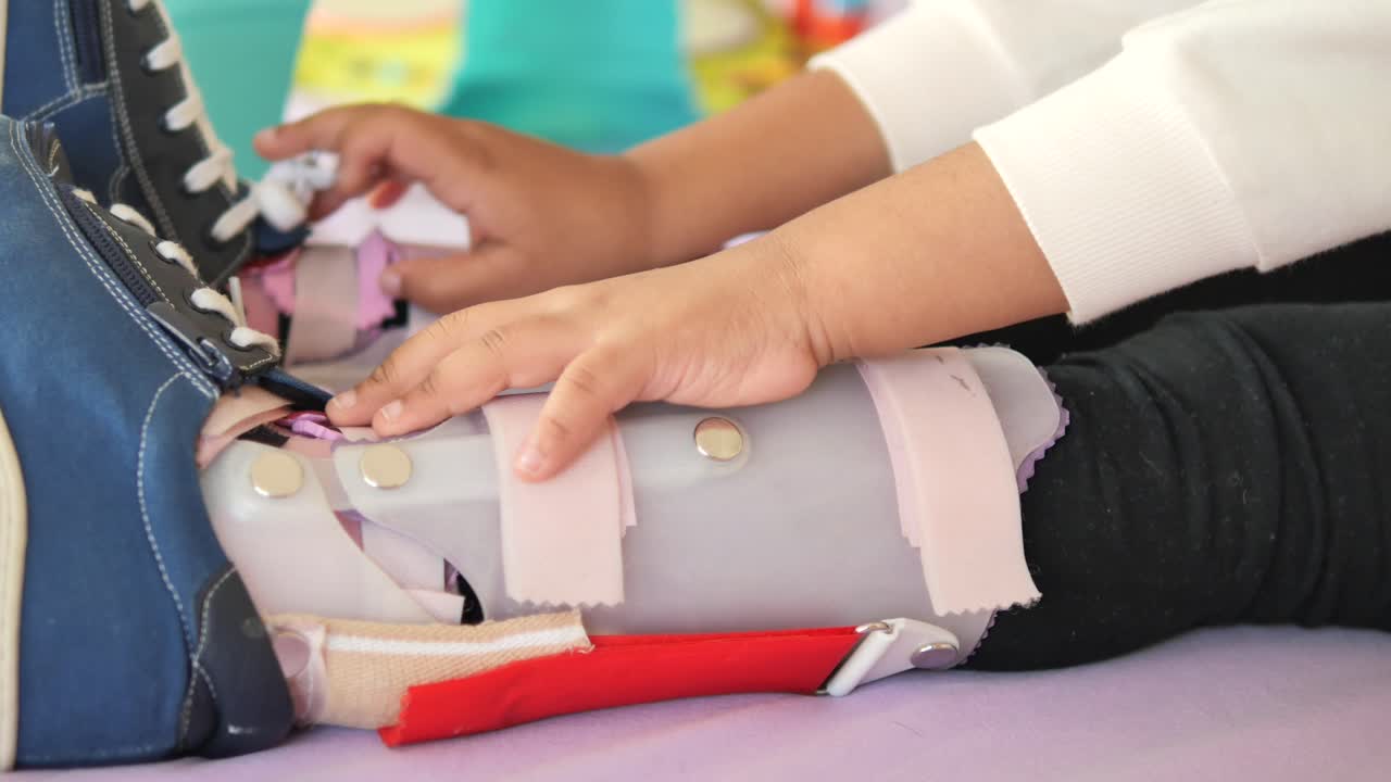 un niño con un soporte para el tobillo