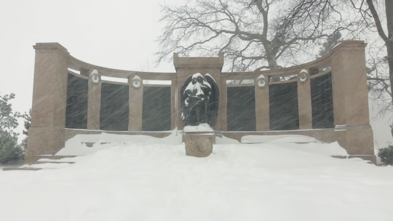 снимок статуи, занесенной снегом во время метели в парке проспекта в бруклине, штат нью-йорк