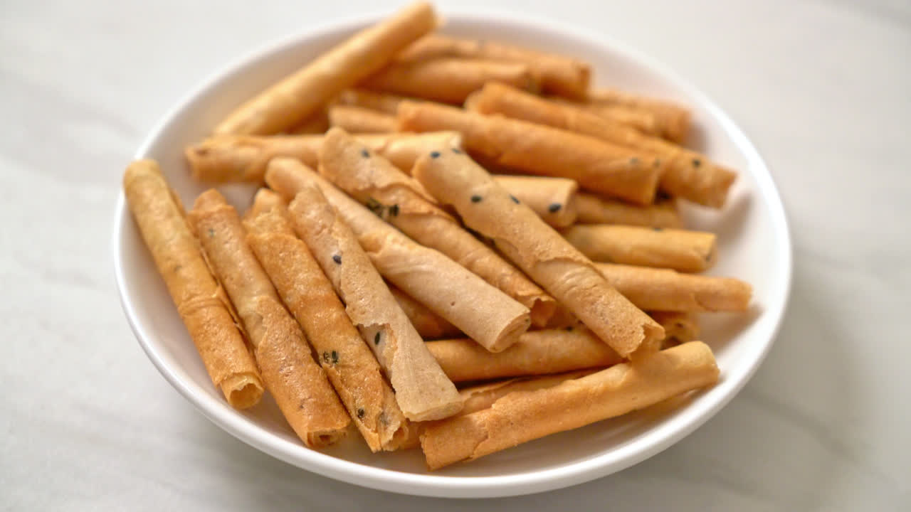Kue semprong - sejenis wafer gulung, hidangan penutup tradisional di Thailand