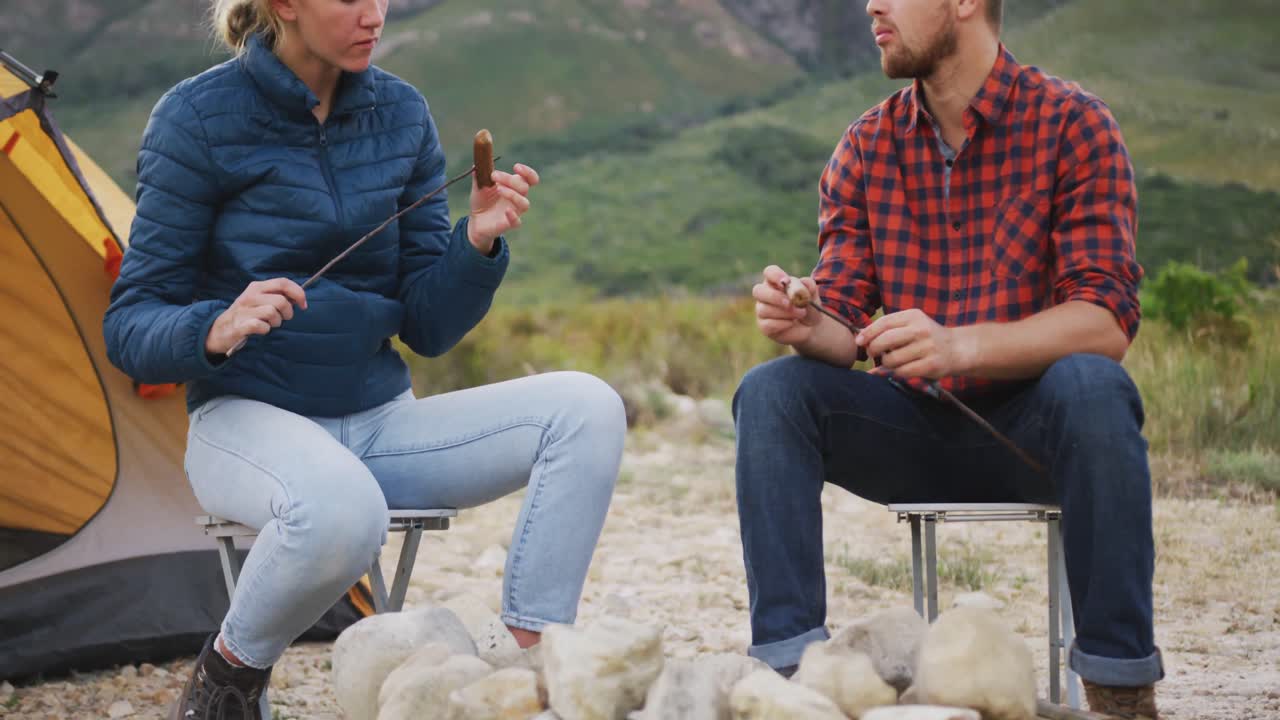 백인 부부 가 자연 에서 캠핑 하는 것